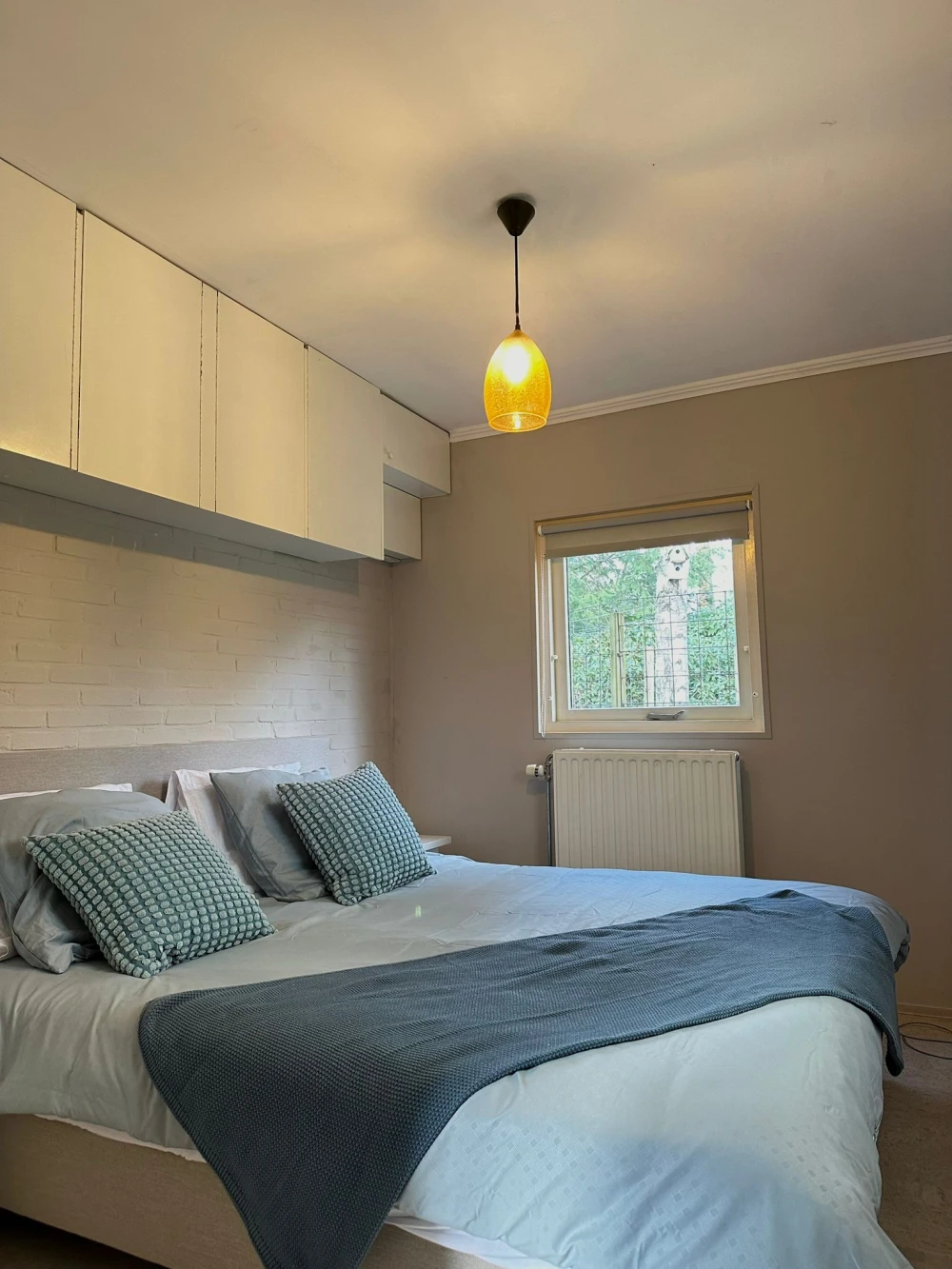 Woonkamer van Libelle – sfeervolle zithoek met huisdieren welkom!, omheinde tuin, prachtige ligging, privacy, sauna, tuinkamer, twee badkamers, met uitzicht op het groen. Huisdieren welkom.