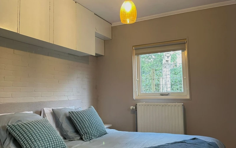 Woonkamer van Libelle – sfeervolle zithoek met huisdieren welkom!, omheinde tuin, prachtige ligging, privacy, sauna, tuinkamer, twee badkamers, met uitzicht op het groen. Huisdieren welkom.