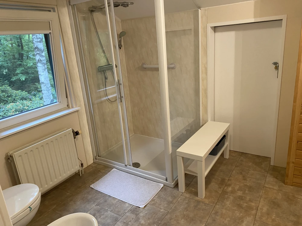 Woonkamer van Libelle – sfeervolle zithoek met huisdieren welkom!, omheinde tuin, prachtige ligging, privacy, sauna, tuinkamer, twee badkamers, met uitzicht op het groen. Huisdieren welkom.