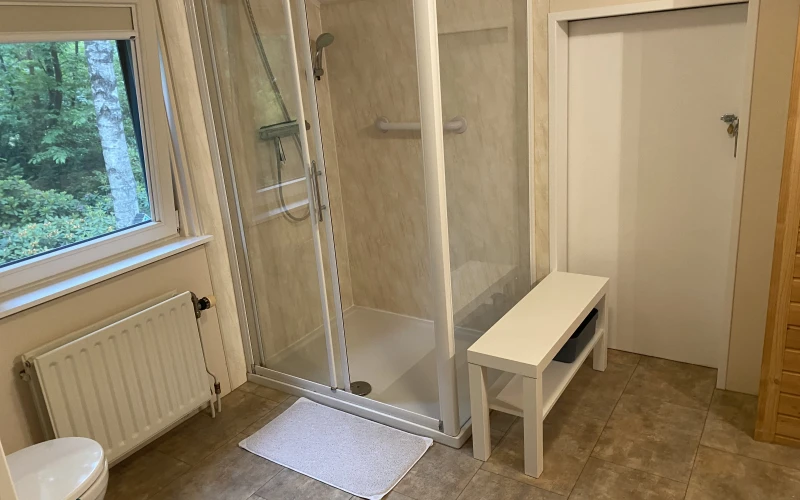 Woonkamer van Libelle – sfeervolle zithoek met huisdieren welkom!, omheinde tuin, prachtige ligging, privacy, sauna, tuinkamer, twee badkamers, met uitzicht op het groen. Huisdieren welkom.
